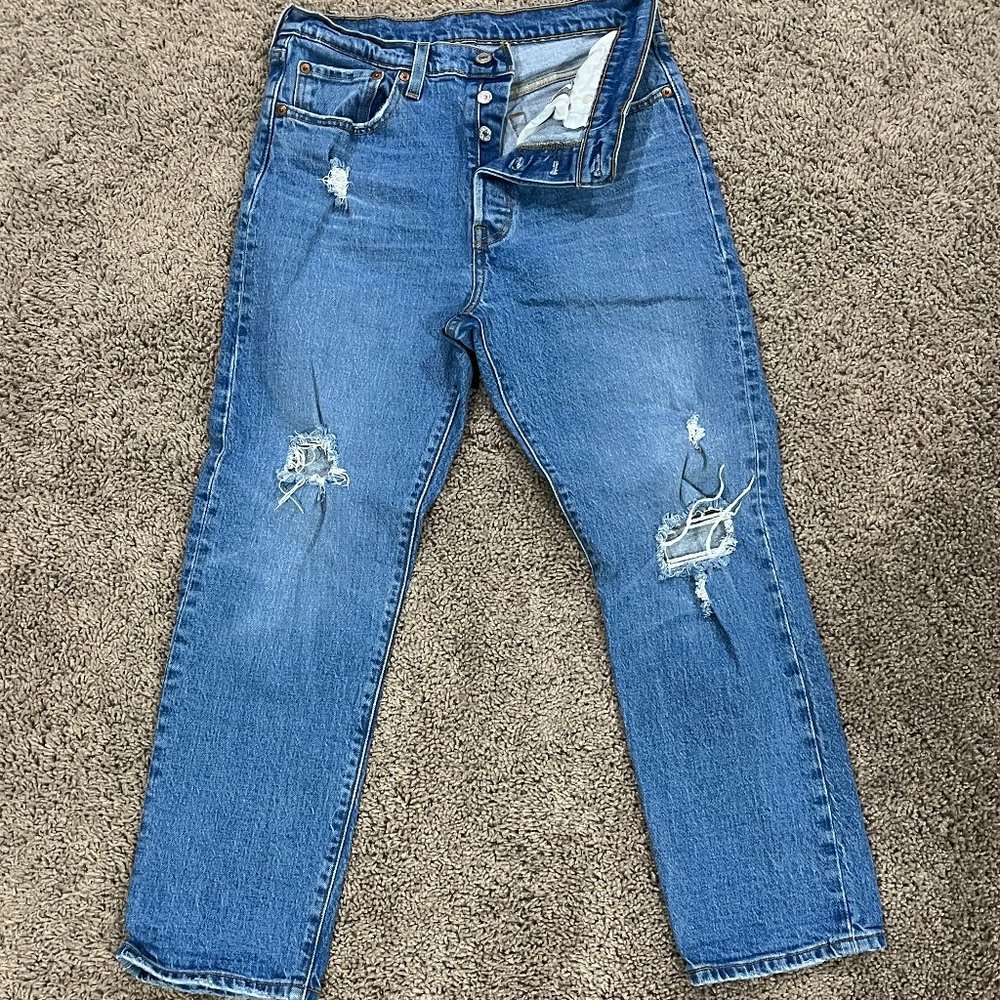 Distress Levi Jeans